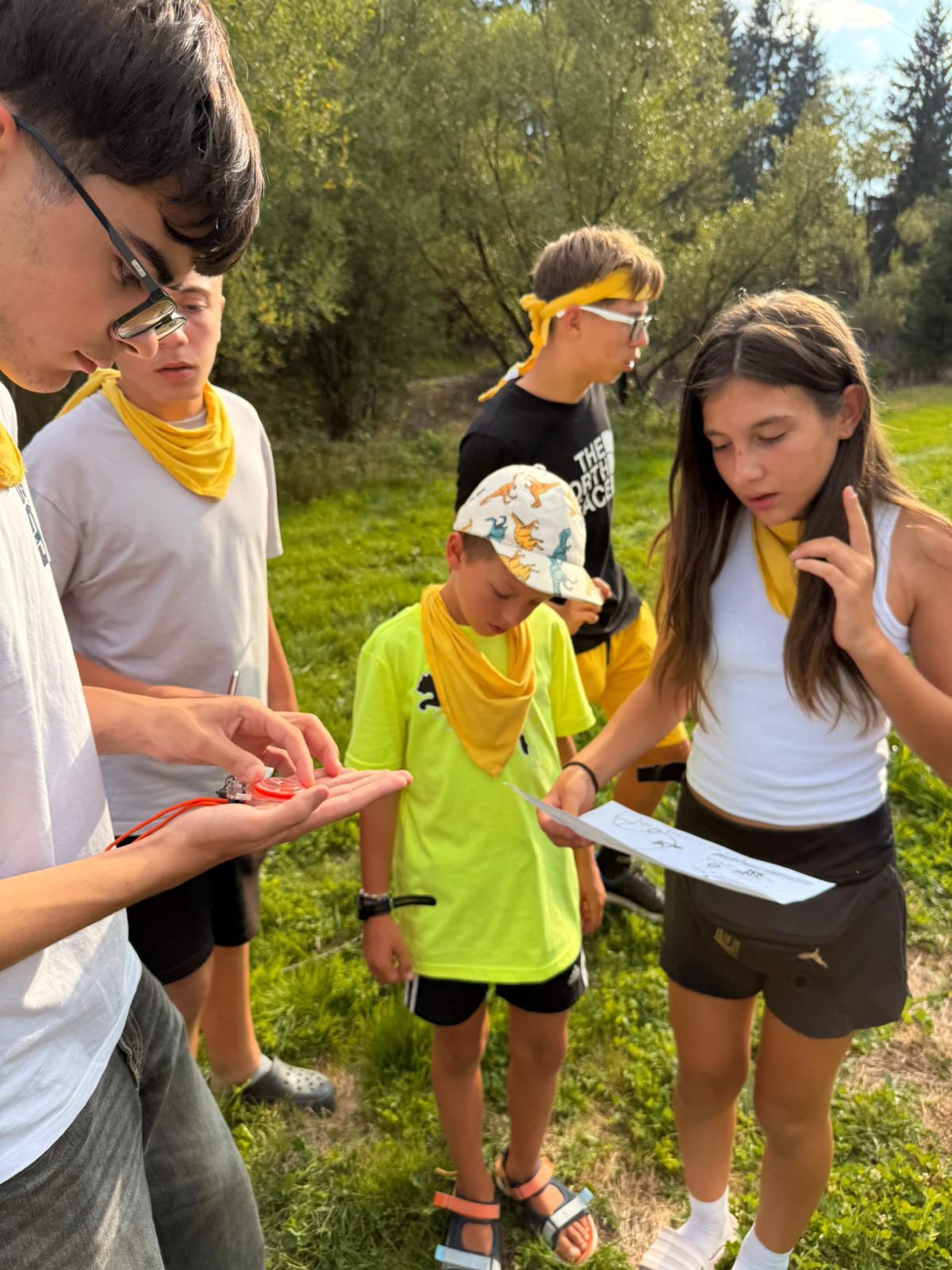 Copil explorând natura